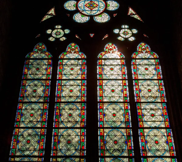 Paris, Fransa, Mart 27, 2017: Notre Dame Katedrali 'nde vitray pencere. Notre Dame Kilisesi Paris 'in en gözde turistik yerlerden biridir. Paris eski Gotik simge içinde — Stok fotoğraf