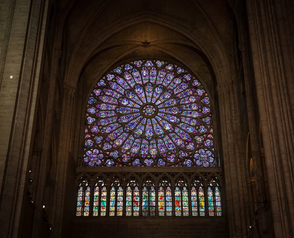 Paris, France, 27 mars 2017 : Vitrail de la cathédrale Notre-Dame. L'église Notre Dame est l'une des principales attractions touristiques de Paris. A l'intérieur du vieux monument gothique de Paris — Photo