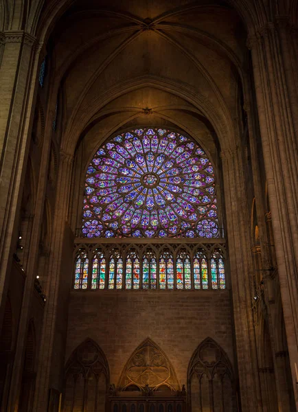 París, Francia, 27 de marzo de 2017: Vidriera en la catedral de Notre Dame. La iglesia de Notre Dame es una de las principales atracciones turísticas de París. Dentro del antiguo monumento gótico de París —  Fotos de Stock