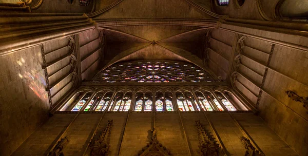 Paris, França, 27 de março de 2017: vitral na catedral de Notre Dame. A igreja de Notre Dame é uma das principais atrações turísticas de Paris. Dentro do antigo marco gótico de Paris — Fotografia de Stock