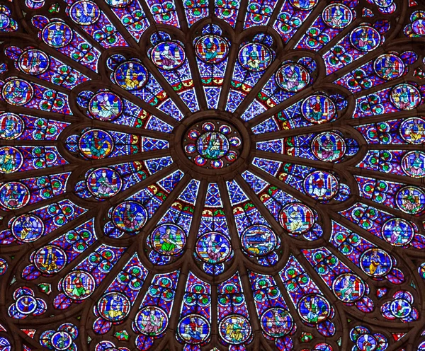 París, Francia, 27 de marzo de 2017: Vidriera en la catedral de Notre Dame. La iglesia de Notre Dame es una de las principales atracciones turísticas de París. Dentro del antiguo monumento gótico de París — Foto de Stock