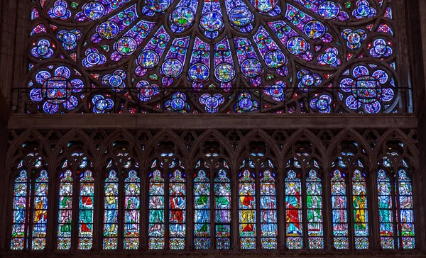 París, Francia, 27 de marzo de 2017: Vidriera en la catedral de Notre Dame. La iglesia de Notre Dame es una de las principales atracciones turísticas de París. Dentro del antiguo monumento gótico de París — Foto de Stock