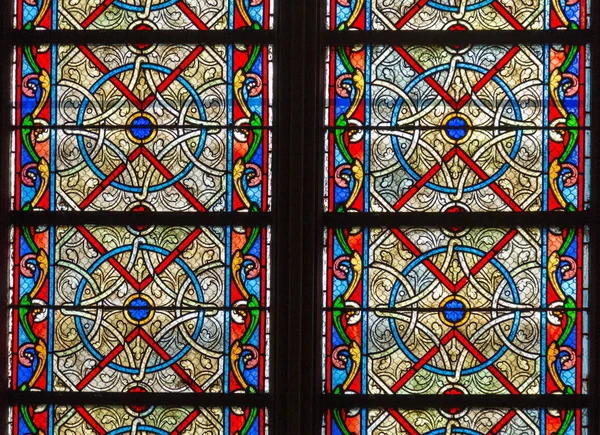 Paryż, Francja, 27 marca 2017: okno witraży w katedrze Notre Dame. Kościół Notre Dame jest jedną z najważniejszych atrakcji turystycznych Paryża. Wewnątrz starego gotyckiego zabytku Paryża — Zdjęcie stockowe