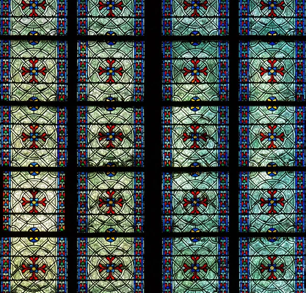 París, Francia, 27 de marzo de 2017: Vidriera en la catedral de Notre Dame. La iglesia de Notre Dame es una de las principales atracciones turísticas de París. Dentro del antiguo monumento gótico de París — Foto de Stock