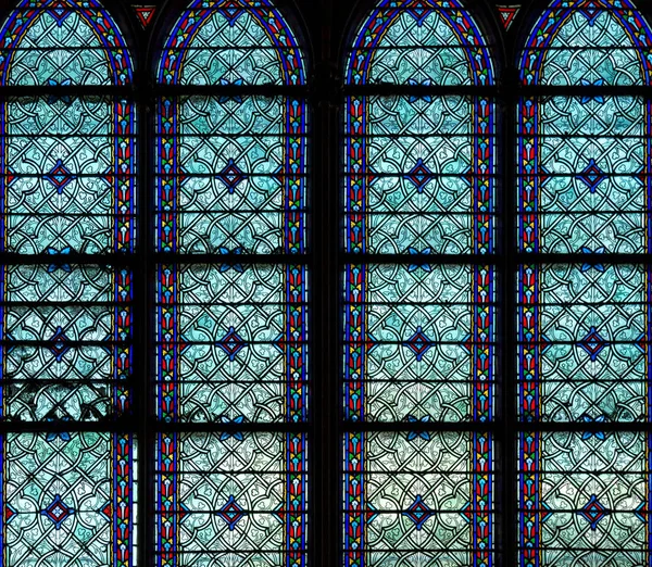 Paříž, Francie, 27. března 2017: okno s barevnými skleněnými okny do katedrály Notre Dame. Kostel v Notre Dame je jednou z nejlepších turistických atrakcí v Paříži. Uvnitř starého gotického mezníku Paříže — Stock fotografie