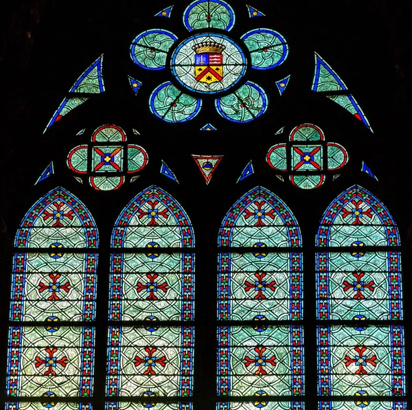 Paris, Frankrike, 27 mars, 2017: fönster med målat glas i Notre Dame-katedralen. Notre Dame-kyrkan är en av de främsta turist attraktionerna i Paris. Innanför det gamla gotiska landmärke i Paris — Stockfoto