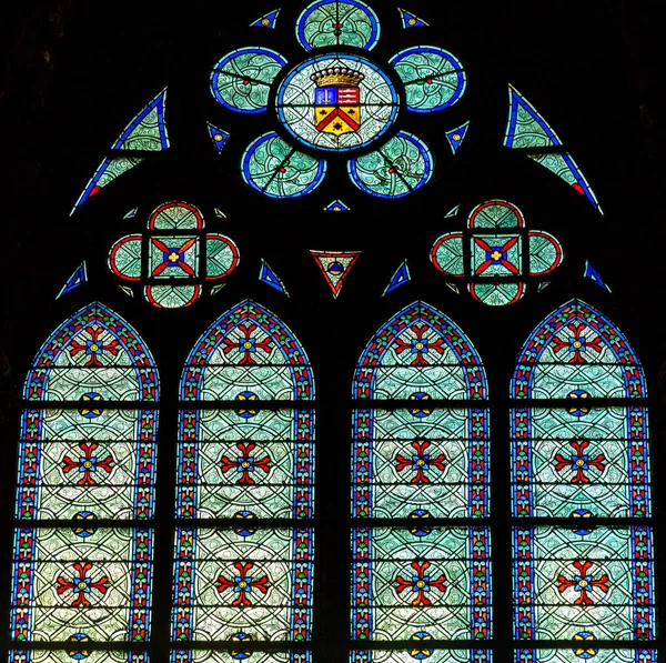 Paris, Prancis, 27 Maret 2017: Jendela kaca patri di Katedral Notre Dame. Gereja Notre Dame adalah salah satu tempat wisata papan atas di Paris. Di dalam landmark Gothic tua di Paris — Stok Foto