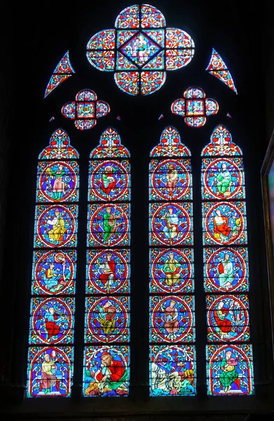 Paris, Prancis, 27 Maret 2017: Jendela kaca patri di Katedral Notre Dame. Gereja Notre Dame adalah salah satu tempat wisata papan atas di Paris. Di dalam landmark Gothic tua di Paris — Stok Foto