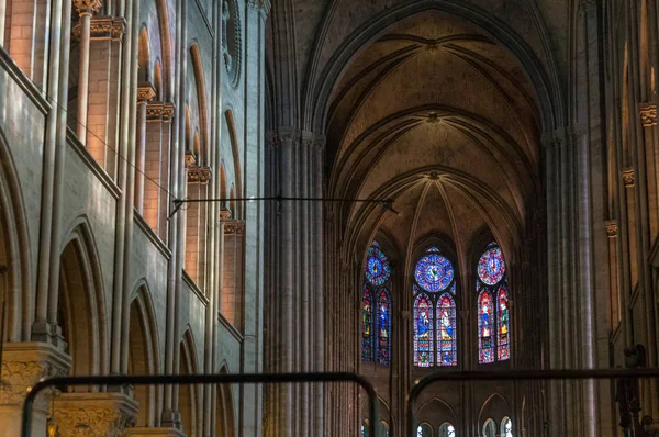 Parijs, Frankrijk, 27 maart 2017: interieur van de Notre Dame de Paris. De kathedraal van Notre Dame is een van de Top toeristische bestemmingen in Parijs — Stockfoto