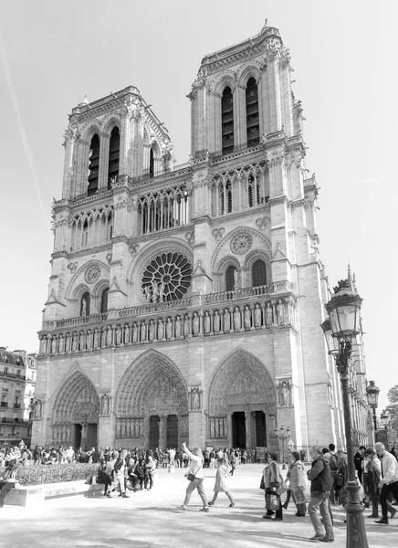 París, Francia, 27 de marzo de 2017: La fachada de la catedral católica de Notre-Dame de París. Construido en la arquitectura gótica francesa, y es uno de los edificios de iglesias más grandes y conocidos del mundo — Foto de Stock