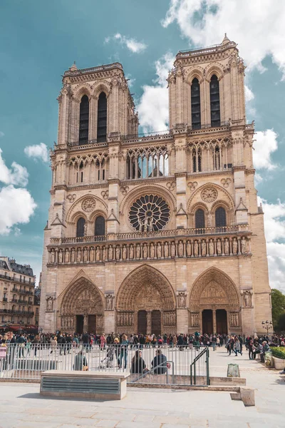 Paris, França, 27 de março de 2017: A fachada da catedral católica Notre-Dame de Paris. Construído em arquitetura gótica francesa, e está entre os maiores e mais conhecidos edifícios de igrejas do mundo — Fotografia de Stock