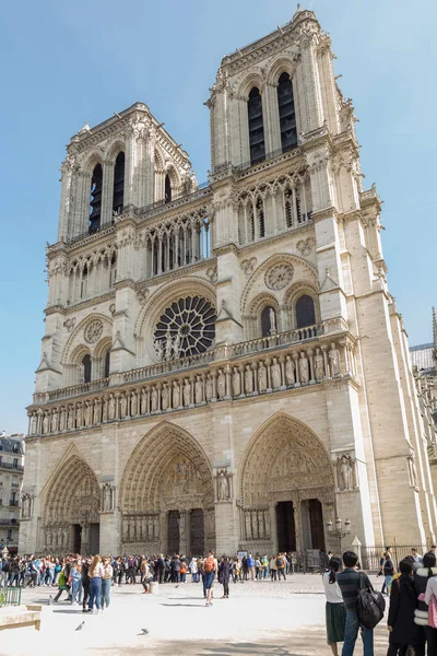 Παρίσι, Γαλλία, 27 Μαρτίου 2017: η πρόσοψη του Ρωμαιοκαθολικού καθεδρικού ναού Notre-Dame de Paris. Χτισμένο στη γαλλική γοτθική αρχιτεκτονική, και είναι μεταξύ των μεγαλύτερων και γνωστών εκκλησιαστικών κτιρίων στον κόσμο — Φωτογραφία Αρχείου