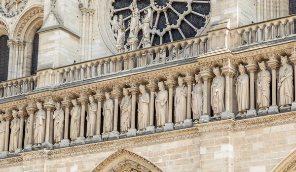 La fachada occidental de la catedral católica de Notre-Dame de París. Construido en arquitectura gótica francesa, es uno de los edificios eclesiásticos más grandes y conocidos del mundo —  Fotos de Stock