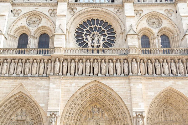 La fachada occidental de la catedral católica de Notre-Dame de París. Construido en arquitectura gótica francesa, es uno de los edificios eclesiásticos más grandes y conocidos del mundo — Foto de Stock