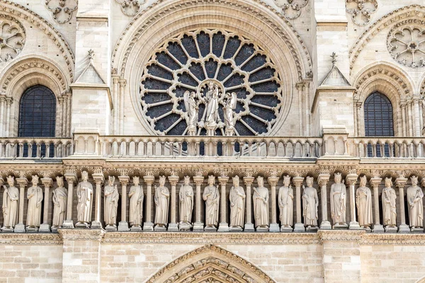 La façade ouest de la cathédrale catholique Notre-Dame de Paris. Construit en architecture gothique française, c'est l'un des édifices religieux les plus grands et les plus connus au monde. — Photo