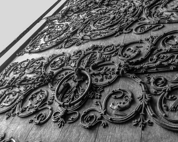 Door detail of Notre Dame de Paris Cathedral, Paris, France. Old wooden door with a metallic pattern close-up. The cathedral Notre-Dame de Paris — Stock Photo, Image