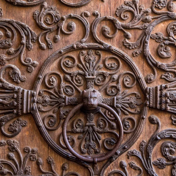 Λεπτομέρειες από την πόρτα του καθεδρικού ναού Notre Dame de Paris, Παρίσι, Γαλλία. Παλιά ξύλινη πόρτα με μεταλλικό μοτίβο κοντινό. Η εκκλησία Notre-Dame de Paris — Φωτογραφία Αρχείου