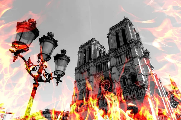 Catedral de Notre Dame ardiendo por fuego masivo, representación. Notre-Dame de Paris en llamas. Fotografía manipulada ilustración —  Fotos de Stock