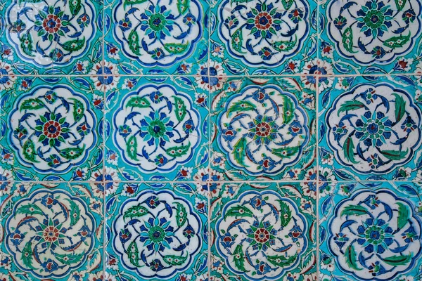 Texture de carreaux de céramique de style oriental oriental. Carreaux de céramique turcs doublés sur le mur. Ancien motif azulejo ornement floral sur le sol. Art traditionnel ottoman. Fond mosaïque portugaise marocaine — Photo
