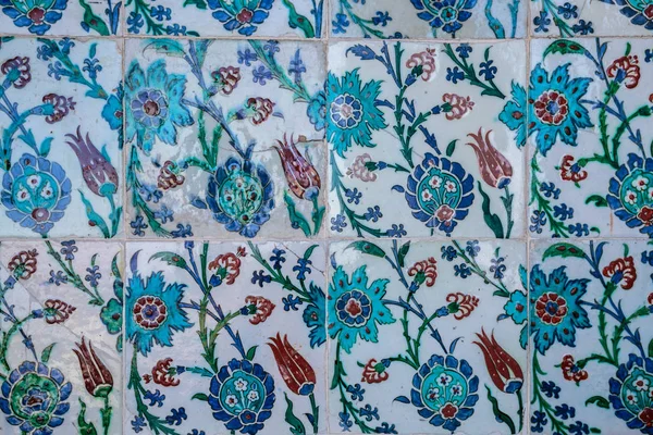 Textura de telhas cerâmicas em estilo oriental oriental. Azulejos turcos forrado na parede. Velho padrão azulejo ornamento floral no chão. Arte tradicional otomana. Marroquino Português mosaico fundo — Fotografia de Stock
