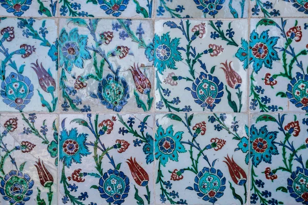 Texture di piastrelle di ceramica in stile orientale. Piastrelle di ceramica turca foderato sul muro. Vecchio motivo azulejo ornamento floreale sul pavimento. Arte tradizionale ottomana. Marocco sfondo mosaico portoghese — Foto Stock