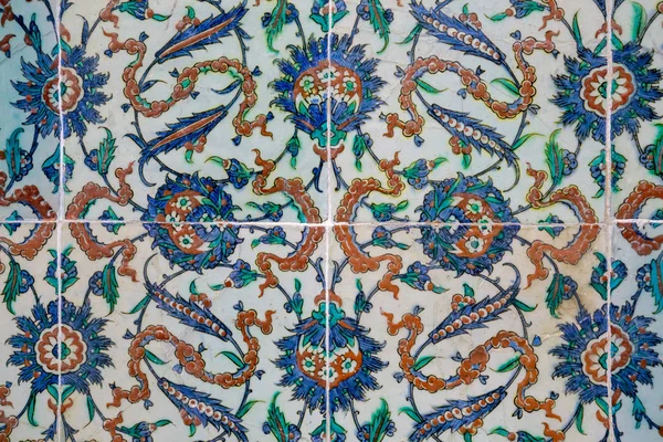 Doğu tarzı seramik fayansların dokusu. Duvarda Türk seramik kiremitleri var. Yerde eski bir Azulejo desenli çiçek süsü var. Osmanlı geleneksel sanatı. Fas Portekiz mozaik geçmişi — Stok fotoğraf