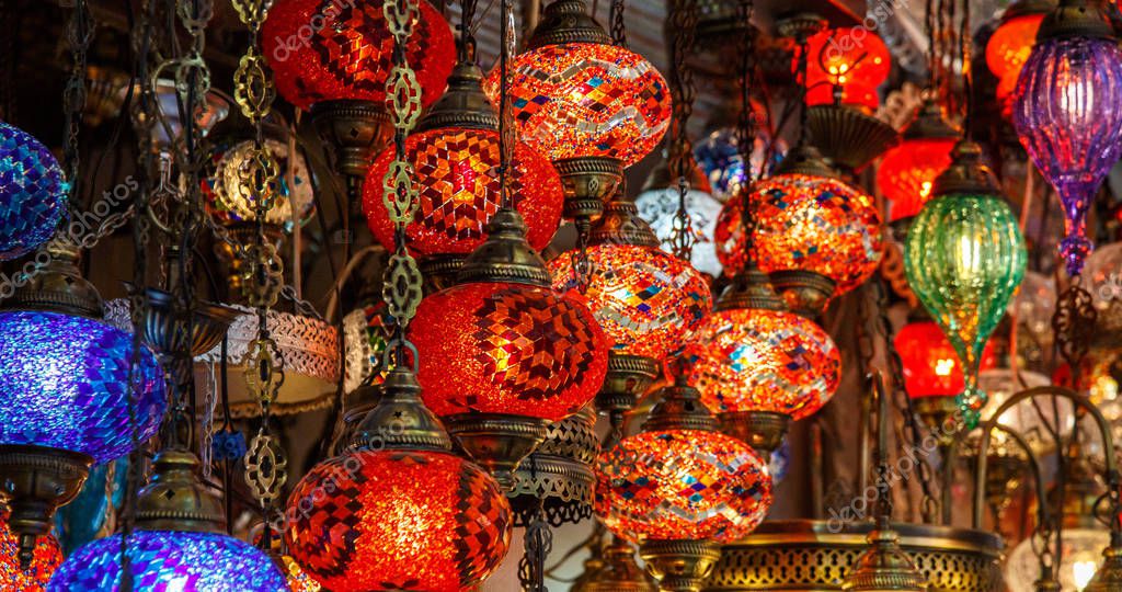 Lampada a mosaico turca luce tradizionale orientale. Lanterna di mattonelle  di vetro al bazar di Istanbul - Foto Stock: Foto, Immagini © gilmanshin  261751264