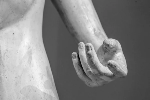 Sten staty detalj av mänsklig hand. Arm marmorskulptur på grå bakgrund — Stockfoto