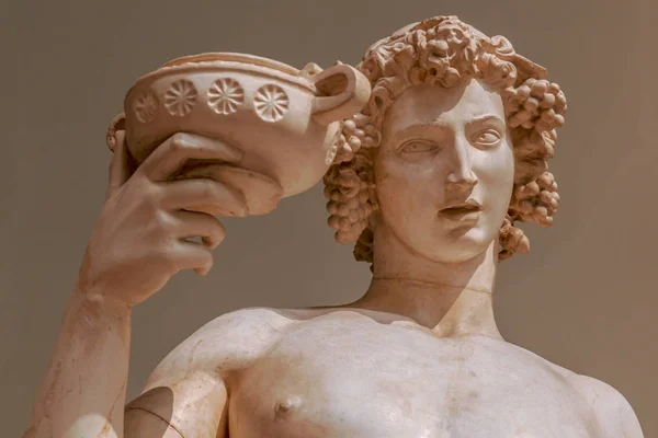 狄俄尼索斯酒神巴克斯酒雕像画像 — 图库照片