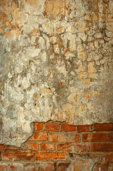 Textura de pared de ladrillo viejo vacío. Superficie de pared angustiada pintada. Grungy Wide Brickwall. Grunge Red Stonewall Background (en inglés). Edificio Shabby Fachada con Yeso Dañado. Abstract Web Banner. Copiar espacio —  Fotos de Stock