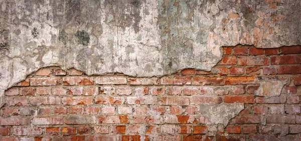 Empty Old Brick Wall Texture. Painted Distressed Wall Surface. Grungy Wide Brickwall. Grunge Red Stonewall Background. Shabby Building Facade With Damaged Plaster. Abstract Web Banner. Copy Space — Stock Photo, Image