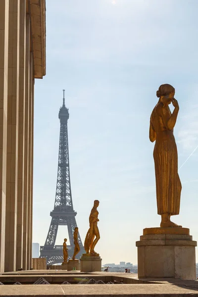 Paris, Frankreich, 27. März 2017: Reihe goldener Statuen, place du trocadero in city paris, an einem Sommermorgen, vor dem Eiffelturm — Stockfoto