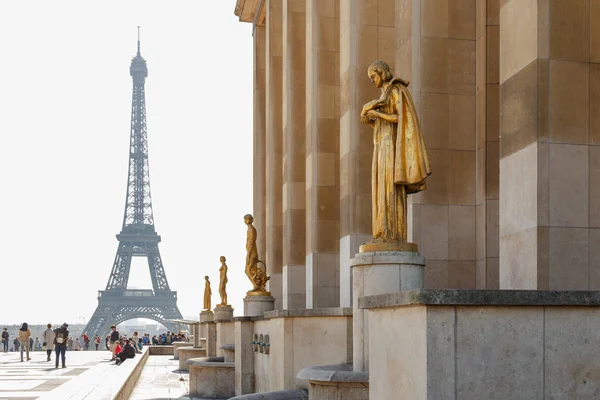 Paris, Frankreich, 27. März 2017: Reihe goldener Statuen, place du trocadero in city paris, an einem Sommermorgen, vor dem Eiffelturm — Stockfoto