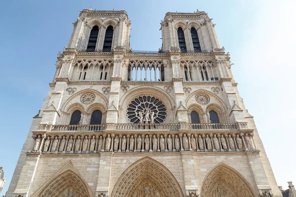 Paris, França, 27 de março de 2017: Detalhe da Catedral de Notre Dame em Paris. Estátuas na fachada da Catedral de Notre Dame — Fotografia de Stock