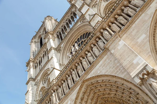 Paris, França, 27 de março de 2017: Detalhe da Catedral de Notre Dame em Paris. Estátuas na fachada da Catedral de Notre Dame — Fotografia de Stock