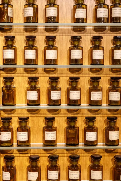 Paříž, Francie, březen 27 2017: parfémy v muzeu Fragonard, Paříž. Dům Fragonard prodává voňavkářské výrobky přímo turistům — Stock fotografie