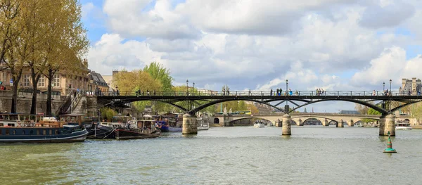 Paris, Fransa, 1 Nisan 2017: İnsanlar Seine Nehri kıyısında güneş ışığının tadını çıkarıyor. 2m nüfusu ile Paris Fransa'nın başkenti ve en kalabalık şehridir. — Stok fotoğraf