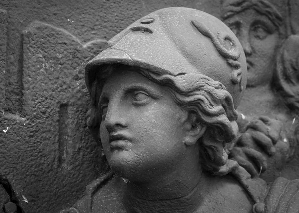 Atenea, la antigua diosa griega. Mujer en casco escultura clásica —  Fotos de Stock