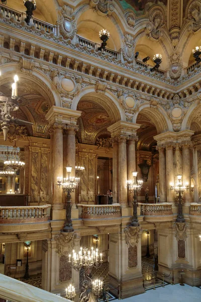 París, Francia, 31 de marzo de 2017: Vista interior de la Ópera Nacional de París Garnier, Francia. Fue construido entre 1861 y 1875 para la Ópera de París. —  Fotos de Stock