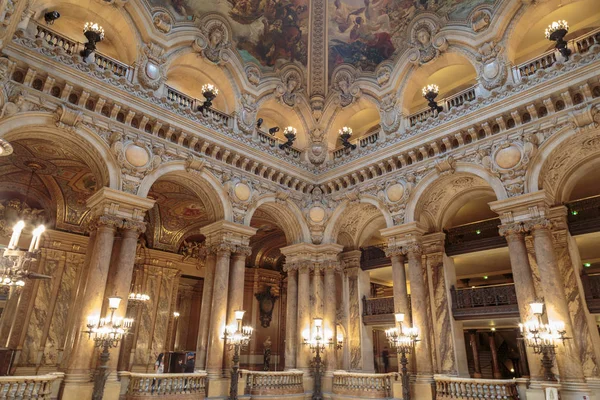 Paris, France, March 31 2017: Interior view of the Opera National de Paris Garnier, France. It was built from 1861 to 1875 for the Paris Opera house — Stock Photo, Image