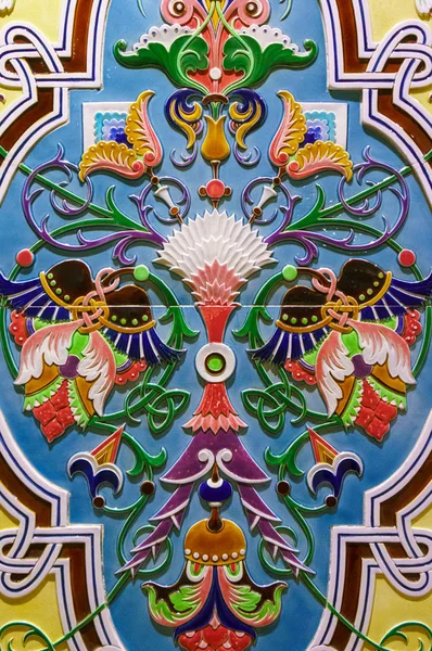 Doğu tarzı seramik fayansların dokusu. Duvarda Türk seramik kiremitleri var. Yerde eski bir Azulejo desenli çiçek süsü var. Osmanlı geleneksel sanatı. Fas Portekiz mozaik geçmişi — Stok fotoğraf