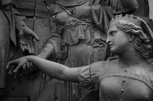 Estatua de la reina. Piedra escultura busto femenino —  Fotos de Stock