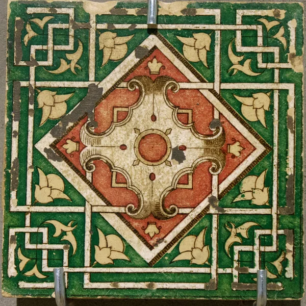 Υφή των κεραμικών πλακιδίων σε ανατολίτικο στυλ Ανατολή. Τουρκικά κεραμικά πλακίδια επενδεδυμένα στον τοίχο. Παλιά azulejo μοτίβο floral στολίδι στο πάτωμα. Οθωμανική παραδοσιακή τέχνη. Μαροκινό ψηφιδωτό φόντο — Φωτογραφία Αρχείου