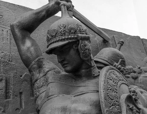 Espada en mano del guerrero en armadura de la estatua del caballero medieval — Foto de Stock