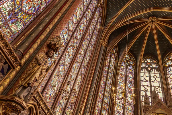 Paris, França - 1 de abril de 2017: Vista interior de Sainte-Chapelle, uma capela real de estilo gótico que foi construída por ordem do rei Luís IX para abrigar sua coleção de relíquias da paixão — Fotografia de Stock