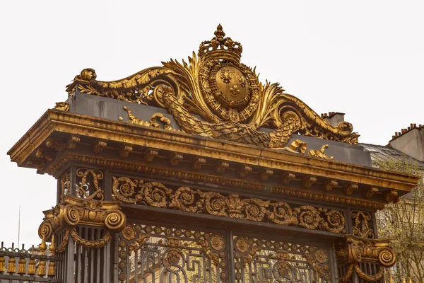 París, Francia - 1 de abril de 2017: Puerta de oro del palacio de justicia llamado palais de justice en francés en París Francia —  Fotos de Stock