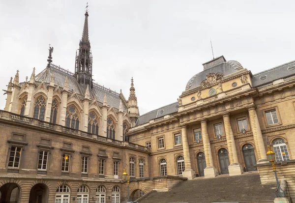 Παρίσι, Γαλλία-1 Απριλίου, 2017: ανάκτορο της δικαιοσύνης το παλάτι του παλατιού βρίσκεται στο κέντρο του Παρισιού. Πρώην φυλακή, όπου η Μαρία Αντουανέλλα φυλακίστηκε πριν εκτελεστεί στη λαιμητόμο — Φωτογραφία Αρχείου