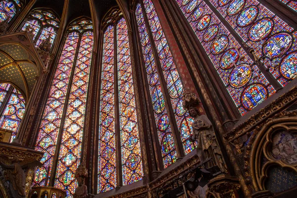 Parijs, Frankrijk-1 april 2017: interieur van Sainte-Chapelle, een koninklijke kapel in gotische stijl die werd gebouwd in opdracht van koning Lodewijk IX om zijn verzameling van passie relikwieën te huis — Stockfoto