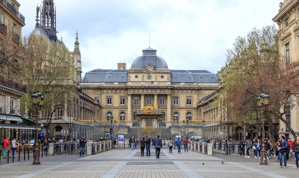 Париж, Франція-1 квітня, 2017: Палац юстиції Palais De правосуддя знаходиться в центрі Парижа. Колишня в'язниця, де Марії-Антуанетти був ув'язнений перед страту на гільйотини — стокове фото