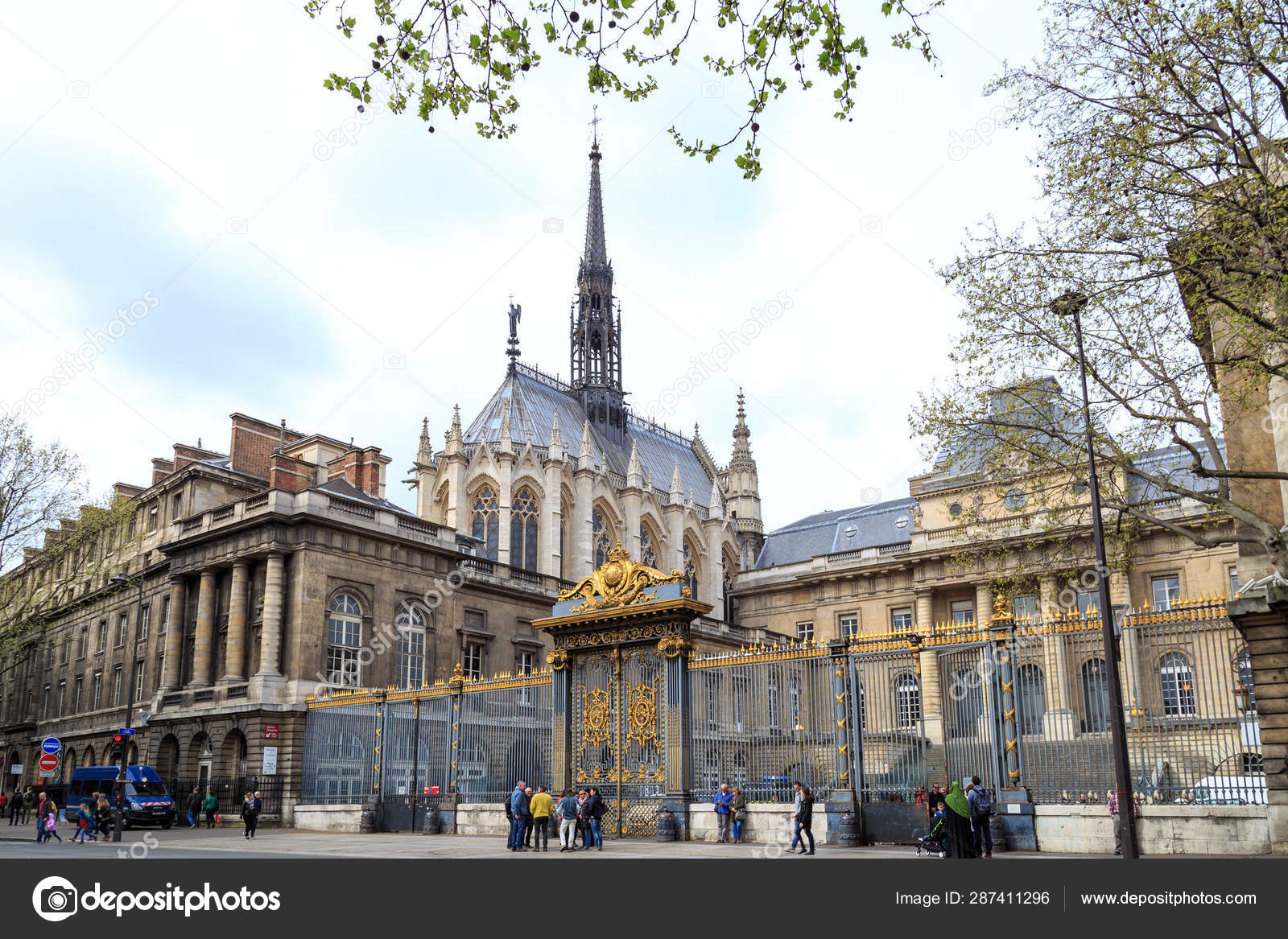 巴黎,法国- 2017年4月1日:司法宫位于巴黎市中心。前监狱,玛丽·安托瓦内特在断头台被处决前被监禁—— 库存社论照片© gilmanshin  #287411296, image size:1600x1167